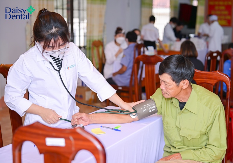 DAISY DENTAL tổ chức khám bệnh, phát thuốc và tặng nhu yếu phẩm cho 100 hộ dân có hoàn cảnh khó khăn tại Lâm Đồng