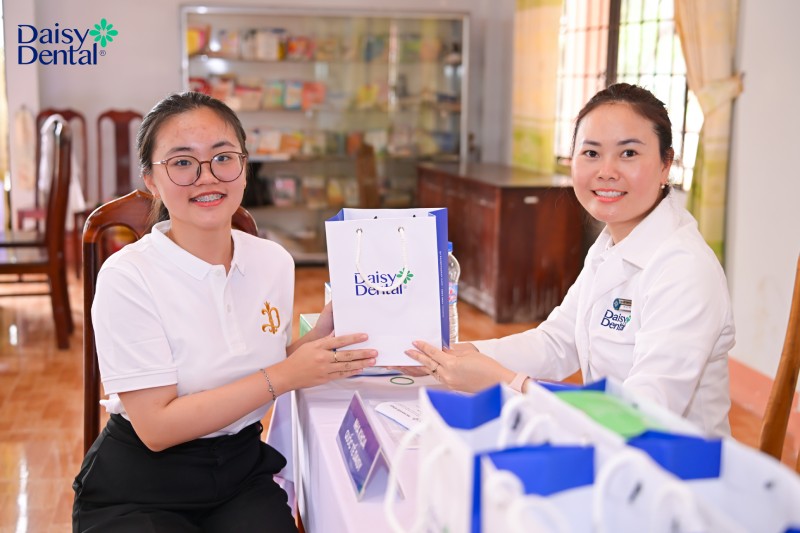 DAISY DENTAL tổ chức khám bệnh, phát thuốc và tặng nhu yếu phẩm cho 100 hộ dân có hoàn cảnh khó khăn tại Lâm Đồng