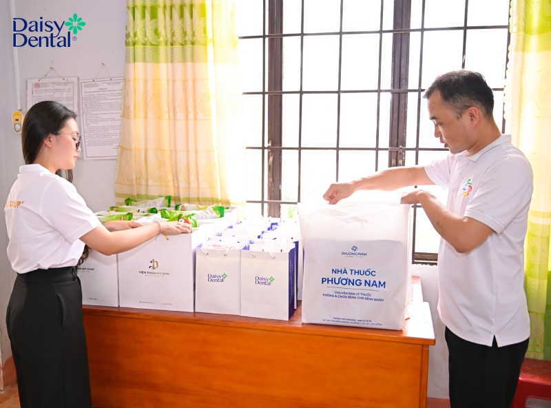 DAISY DENTAL tổ chức khám bệnh, phát thuốc và tặng nhu yếu phẩm cho 100 hộ dân có hoàn cảnh khó khăn tại Lâm Đồng