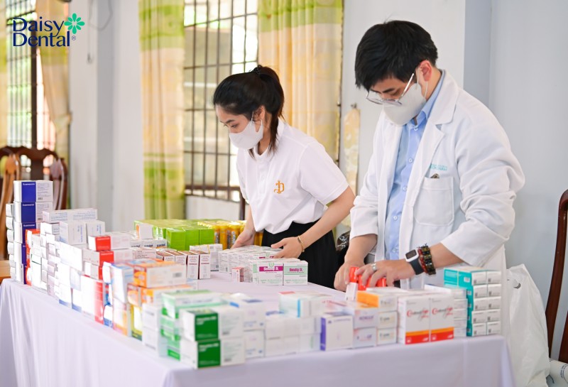 DAISY DENTAL tổ chức khám bệnh, phát thuốc và tặng nhu yếu phẩm cho 100 hộ dân có hoàn cảnh khó khăn tại Lâm Đồng
