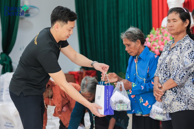 DAISY DENTAL tổ chức khám bệnh, phát thuốc và tặng nhu yếu phẩm cho 100 hộ dân có hoàn cảnh khó khăn tại Lâm Đồng
