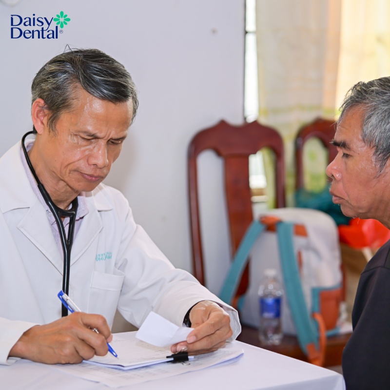 DAISY DENTAL tổ chức khám bệnh, phát thuốc và tặng nhu yếu phẩm cho 100 hộ dân có hoàn cảnh khó khăn tại Lâm Đồng