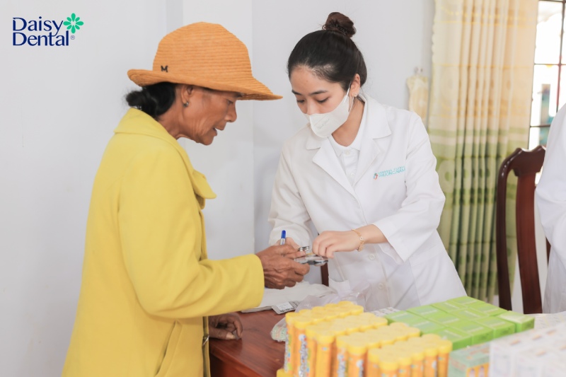 DAISY DENTAL tổ chức khám bệnh, phát thuốc và tặng nhu yếu phẩm cho 100 hộ dân có hoàn cảnh khó khăn tại Lâm Đồng