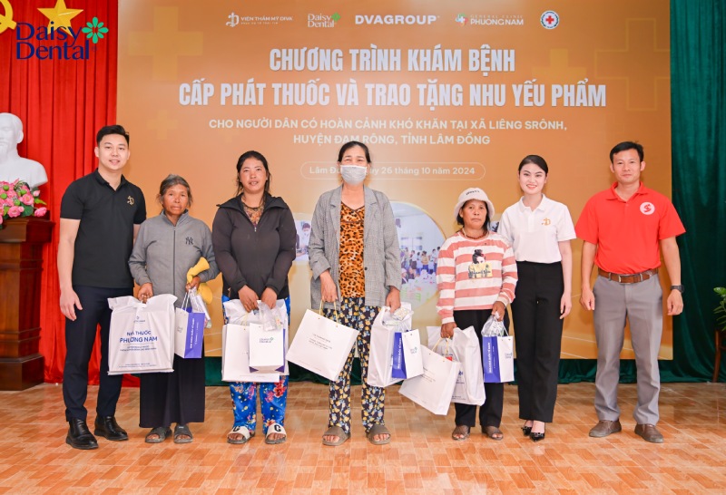 DAISY DENTAL tổ chức khám bệnh, phát thuốc và tặng nhu yếu phẩm cho 100 hộ dân có hoàn cảnh khó khăn tại Lâm Đồng