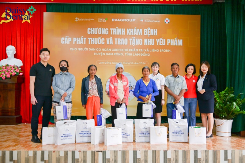 DAISY DENTAL tổ chức khám bệnh, phát thuốc và tặng nhu yếu phẩm cho 100 hộ dân có hoàn cảnh khó khăn tại Lâm Đồng