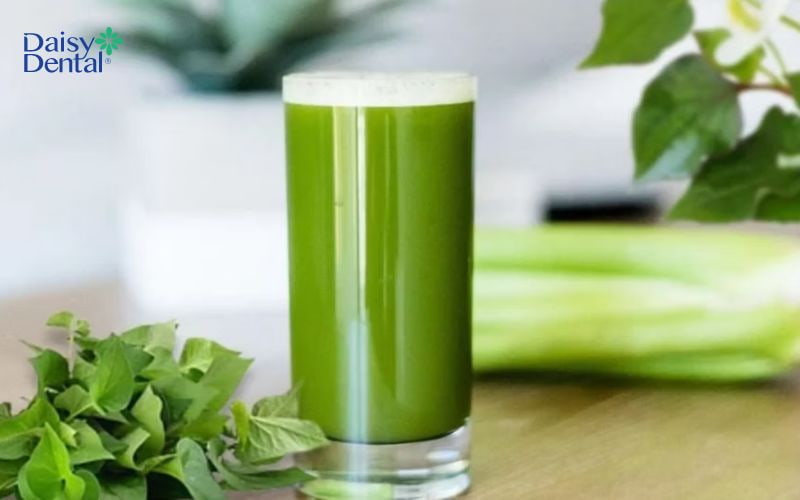 Nước rau diếp cá có thể điều trị nhiệt miệng hiệu quả