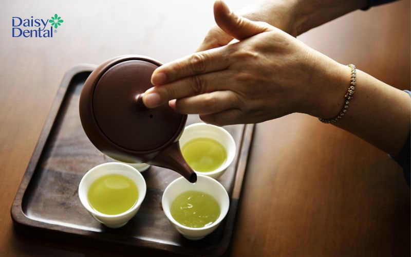 Uống trà tươi để giảm khó chịu khi bị nhiệt miệng