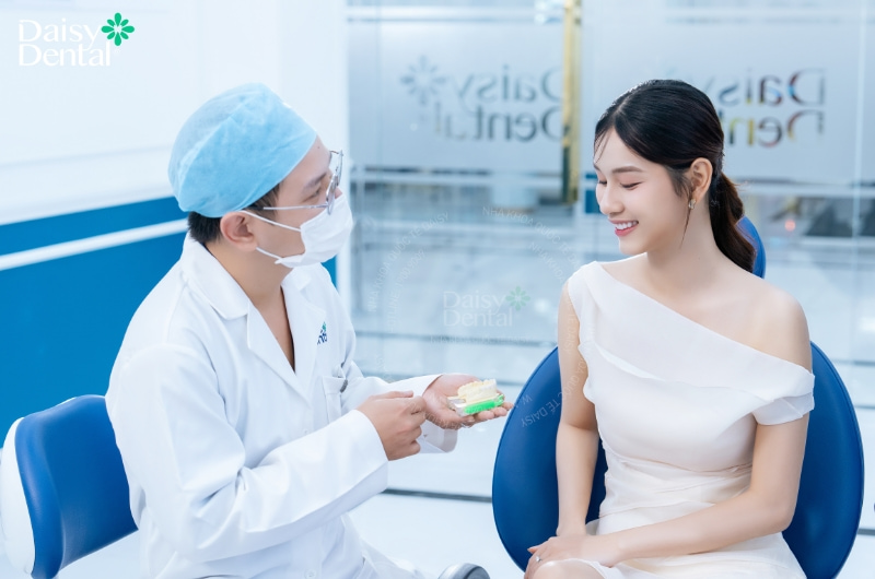 Bác sĩ DAISY DENTAL tư vấn kỹ thuật bắc cầu răng sứ cho khách hàng