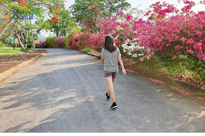 Để đảm bảo an toàn, bạn có thể chơi những môn thể thao nhẹ nhàng như đi bộ