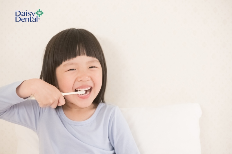 Bố mẹ nên tập cho trẻ đánh răng đều đặn hằng ngày