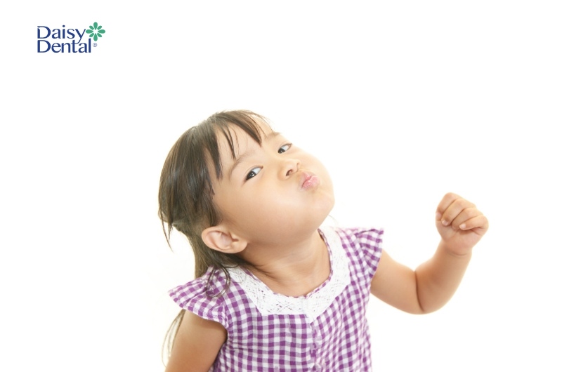 Súc nước muối cũng là một cách giúp phòng tránh sún răng ở trẻ.