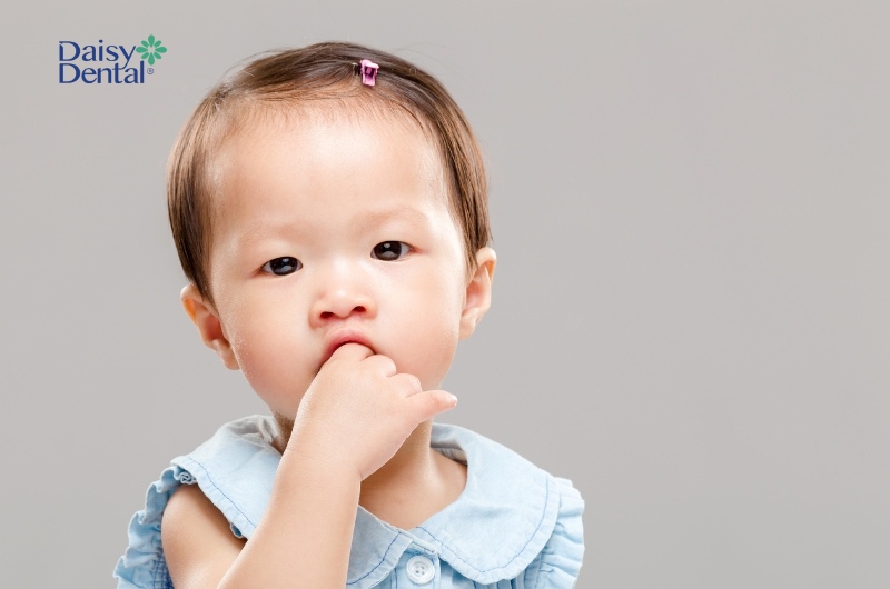 Bố mẹ nên hướng dẫn trẻ bỏ thói quen mút tay để phòng tránh sún răng