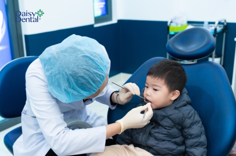 Khám răng định kỳ là việc rất cần thiết để đảm bảo sức khỏe răng miệng của bé