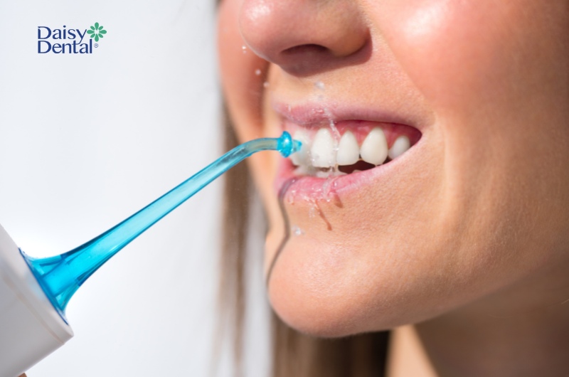 Máy tăm nước là thiết bị làm sạch răng miệng được nhiều người ưa chuộng