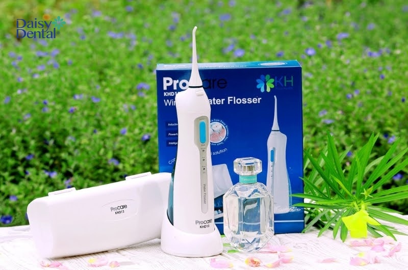 Máy tăm nước Procrae KHD13 có đế sạc nhỏ gọn, tiện lợi