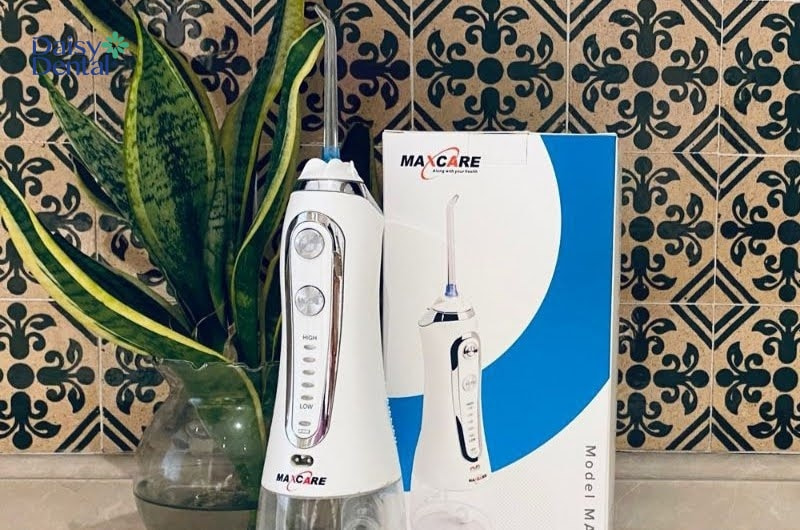 Máy tăm nước Maxcare với thiết kế lấy tông màu trắng làm chủ đạo