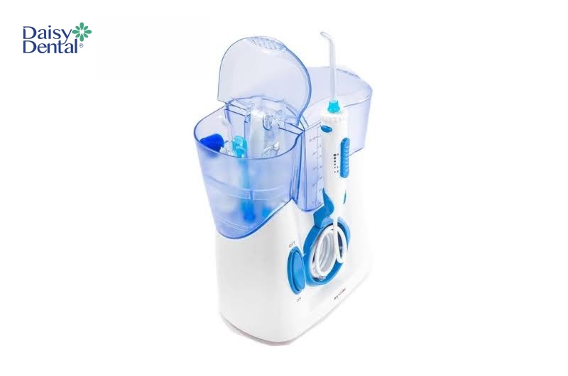 Thiết bị có thiết kế bình nước lớn, giúp cả gia đình có thể vệ sinh răng miệng mà không cần thêm nước