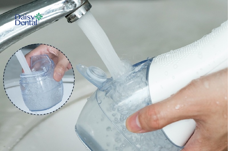 Đảm bảo bình chứa đã được đổ đầy nước sạch trước khi sử dụng