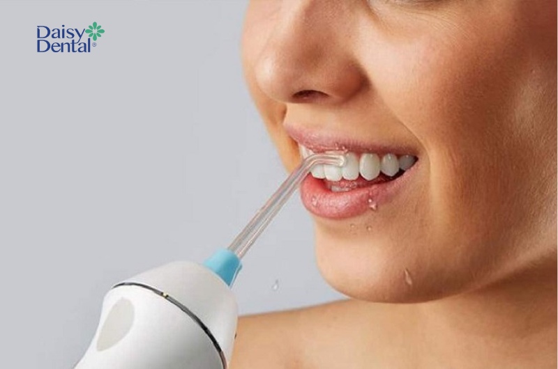 Máy tăm nước không chỉ làm sạch răng mà còn có thể massage nướu răng