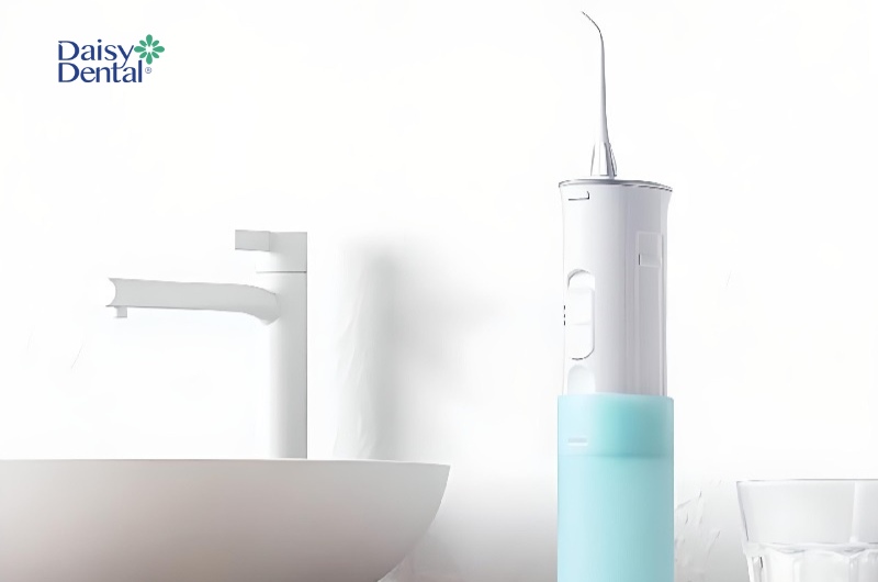 Máy tăm nước có kế nhỏ gọn, phù hợp để mang theo khi đi ra ngoài