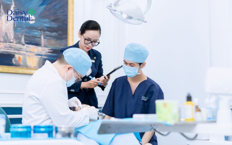 Bạn nên khám nha khoa thường xuyên để phát hiện sớm sâu răng