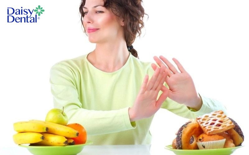 Sưng mộng răng cần kiêng các thực phẩm nhiều đường