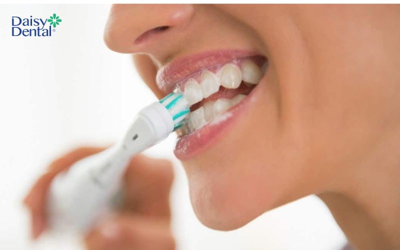 Đánh răng theo chiều ngang có thể khiến nướu răng bị sưng