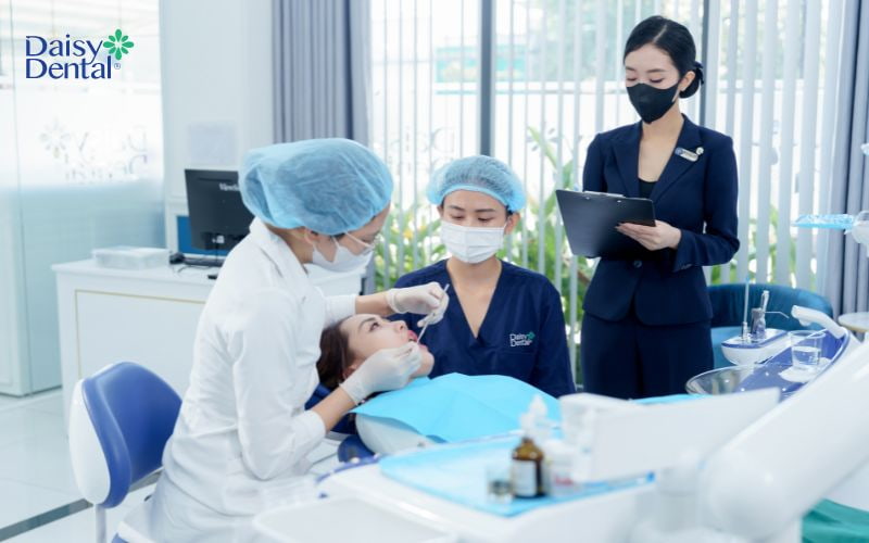 Bạn nên khám răng định kỳ để đảm bảo sức khỏe răng miệng