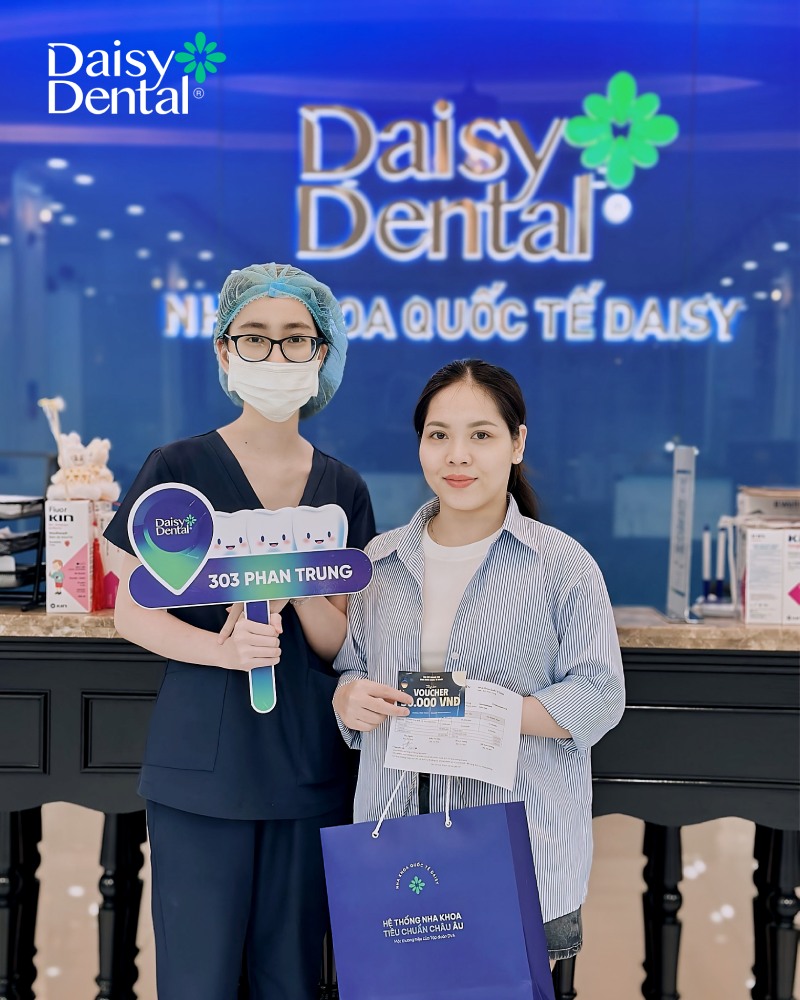 Đông đảo khách hàng đến trải nghiệm dịch vụ và nhận quà tặng hấp dẫn từ chương trình “Tháng 10 - Tôn vinh nụ cười phái đẹp” của Nha khoa Quốc tế DAISY
