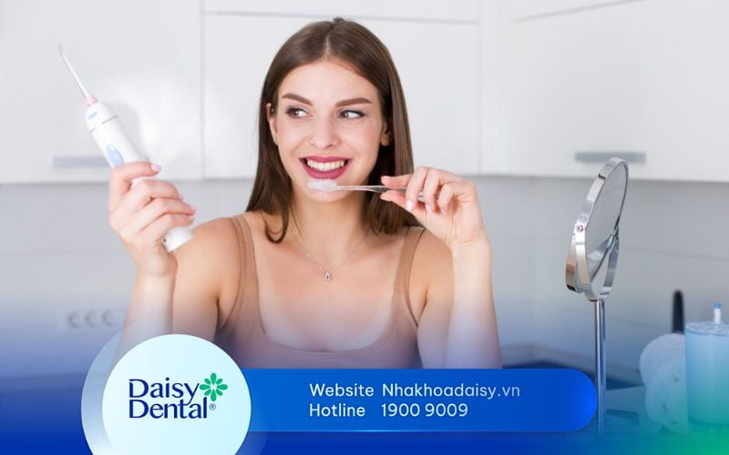 Dùng tăm nước có cần đánh răng