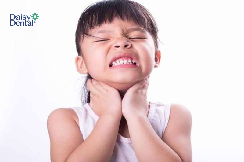 Bé thường bị đau họng khi mắc phải bệnh lý này