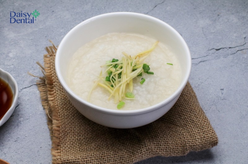 Bố mẹ nên nấu món lỏng, dễ ăn, đồng thời chia nhỏ bữa ăn