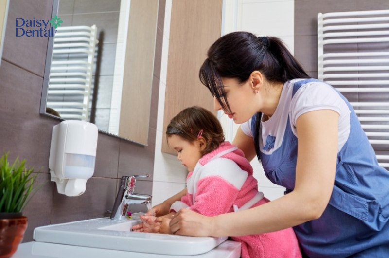 Bố mẹ nên hướng dẫn, nhắc nhở trẻ rửa tay thường xuyên