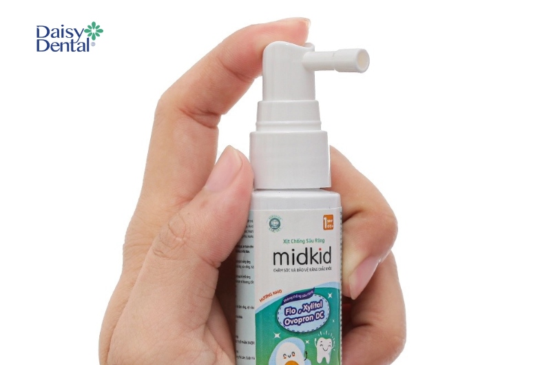 Bố mẹ có thể xịt trực tiếp vào miệng trẻ từ 4 - 5 xịt/lần