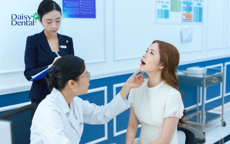 Người bị ê răng cửa hàm trên được tư vấn cụ thể, chi tiết, phù hợp với tình trạng sức khỏe nhất