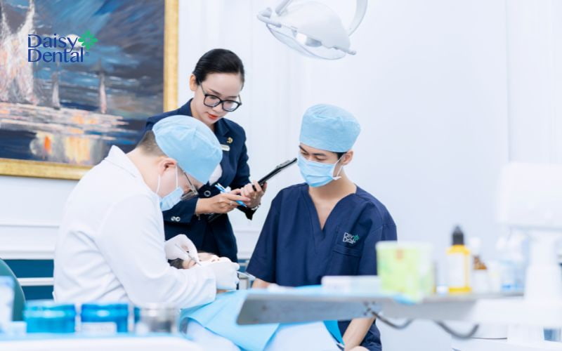 Bạn nên kiểm tra sức khỏe răng miệng định kỳ theo hướng dẫn của bác sĩ