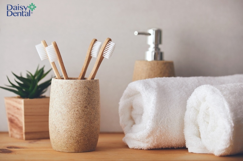 Bạn không nên dùng chung đồ cá nhân như bàn chải đánh răng và khăn với người bệnh