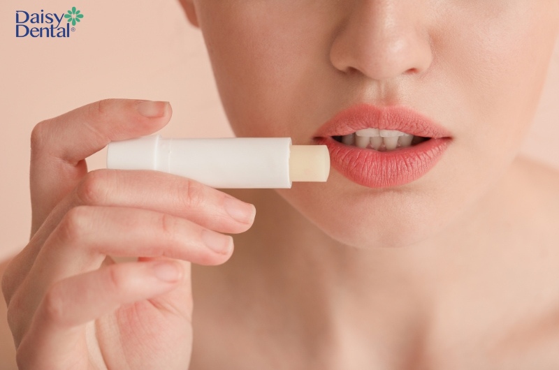 Dùng son dưỡng môi để làm dịu vết rộp môi