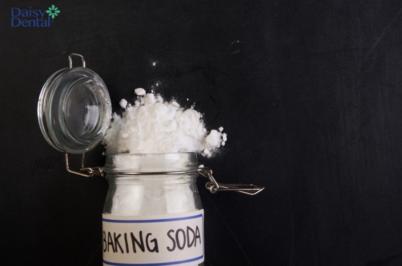 Dùng baking soda cũng là một cách chữa rộp môi