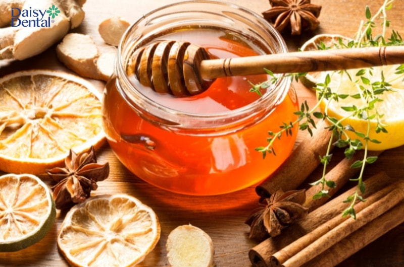 Bạn có thể bôi mật ong để chữa rộp môi