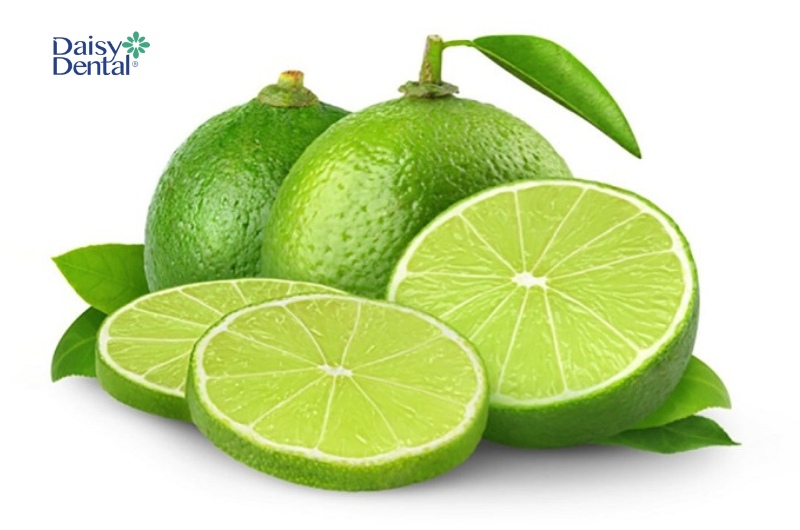 Chanh tươi là nguyên liệu kháng khuẩn dễ mua khi tìm cách trị sưng nướu răng trong cùng tại nhà.