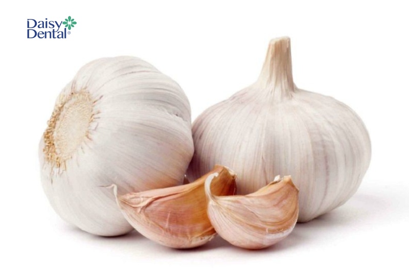 Tỏi là nguyên liệu đơn giản mà hầu như gia đình nào cũng có sẵn, có thể khắc phục tình trạng sưng nướu