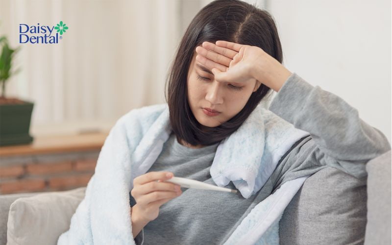 Thân nhiệt tăng cao cũng là một trong những dấu hiệu răng khôn mọc lệch