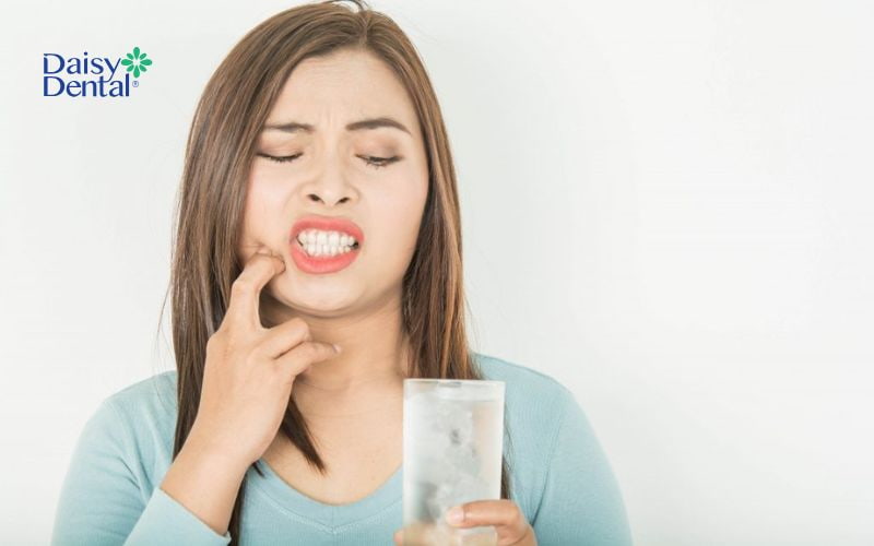 Bạn có thể cảm thấy ê buốt khi ăn uống đồ lạnh trong quá trình mọc răng khôn