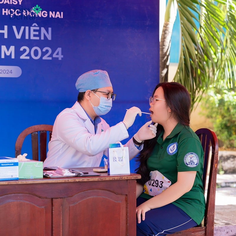 Đội ngũ Bác sĩ Nha khoa Quốc tế DAISY tiến hành thăm khám răng miệng cho các bạn sinh viên trường Đại học Đồng Nai
