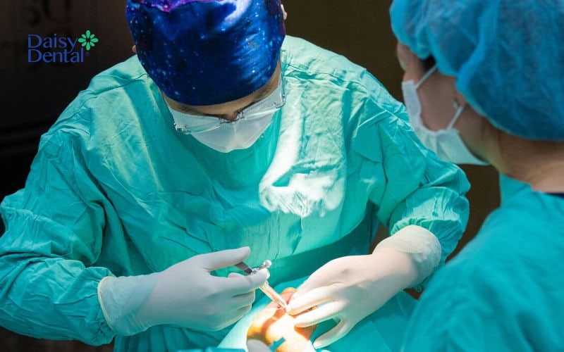 Bác sĩ cấy ghép Implant cho người bệnh