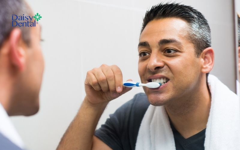 Bạn nên vệ sinh răng miệng đúng cách để giữ được độ bền của răng Implant