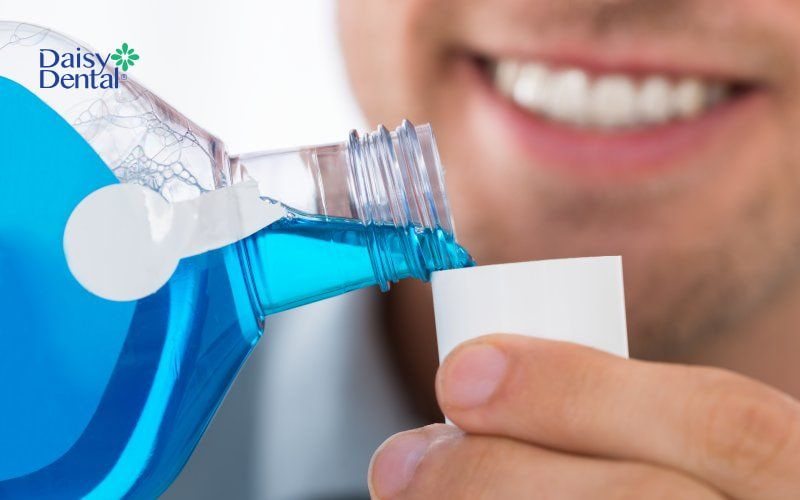 Bạn có thể sử dụng nước súc miệng có phù hợp mỗi ngày để giảm nguy cơ bị lưỡi đen