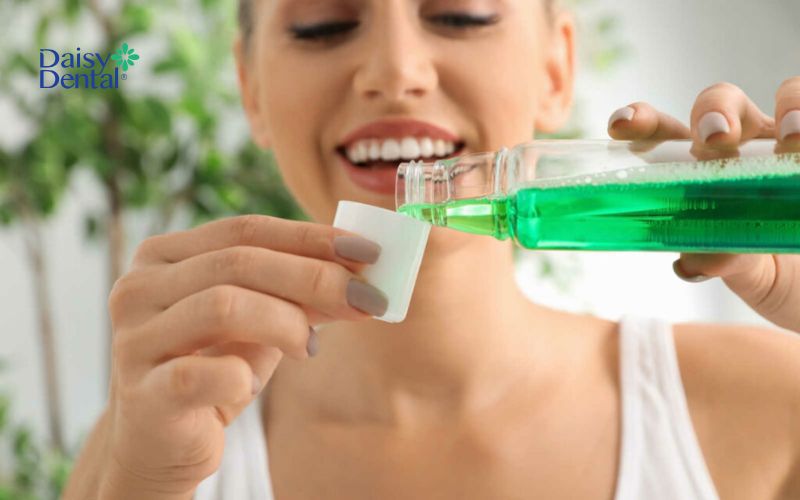 Nước súc miệng giúp làm trắng răng hiệu quả và ngăn ngừa hôi miệng