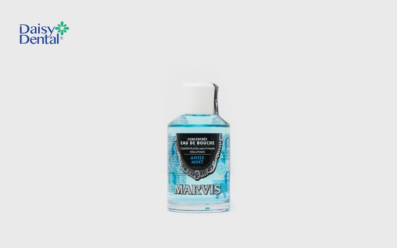 Nước súc miệng trắng răng Crest 3D White có chứa các thành phần tẩy trắng răng